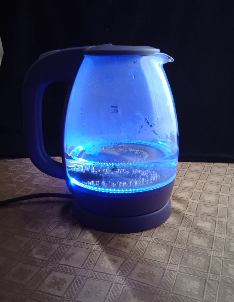 Чай с голубой подсветкой