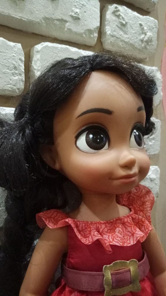Очень качественная кукла, покупайте только если ваши девочки любят с ними играть)