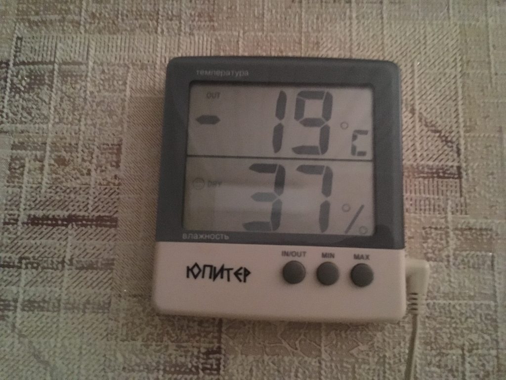 Удобный термометр: показывает температуру в комнате и на улице